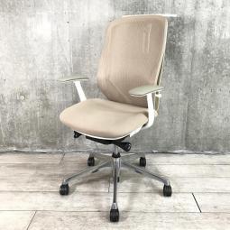 【オカムラ製品で最も人気を集める高機能メッシュチェア！】■オカムラ(okamura)製　シルフィ（Sylphy）チェア　肘付き　ハイバック　背面メッシュ　■固定肘/ハンガー付　■ベージュ×ホワイトシェル