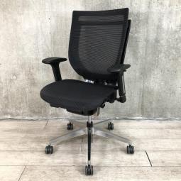 【洗練されたデザインの中に、多彩な機能を集約したオフィスチェア！】■アイリスチトセ（IRIS CHITOSE）製　VIGOR STシリーズ　肘付ハイバック　■ブラック　■背面座面メッシュ　■可動肘　■ランバーサポート付