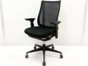 【スタイリッシュなデザイン！ワンランク上の座り心地！】■コクヨ製　ベゼルチェア　肘付ハイバック　■可動肘　■ブラック　■背面メッシュ