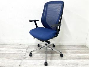 【定価約14万円】【三次元曲面が身体にフィット・前傾チルト機能付き！大人気メッシュチェア！】■オカムラ(okamura)製　シルフィ(Sylphy)チェア　肘付き　ハイバック　■背面メッシュ　■固定肘　■ミディアムブルー×ブラックシェル