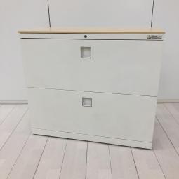 【578378】【奥行400㎜】【窓下の空間にもピッタリ！ナチュラル木目調天板付きのキャビネット！】■オカムラ(okamura)製　レクトライン(Rectline)シリーズ　2段ラテラル　ローキャビネット　H780㎜　■シリンダー錠　■ホワイト/天板：ナチュラル木目調　オフィスバスターズ　水戸サテライト　水戸市、日立市、ひたちなか市、鹿嶋市、神栖市、牛久市、古河市、結城市、東海村、つくば市