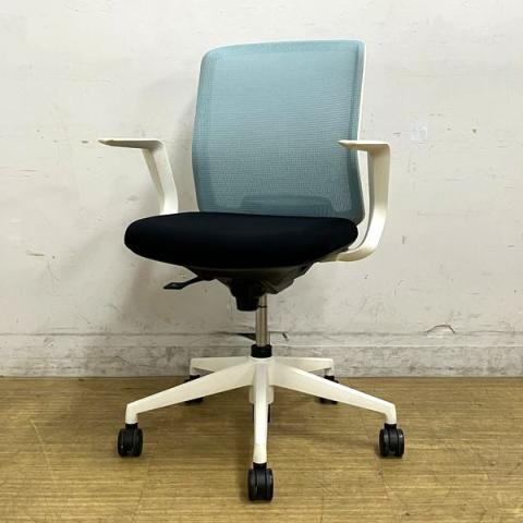内田洋行　カリッサ　肘付きチェア　L型固定肘　背メッシュ　コンパクトなデザインがおすすめポイント　背：アクアブルー　座：ブラック　フレーム：ホワイト