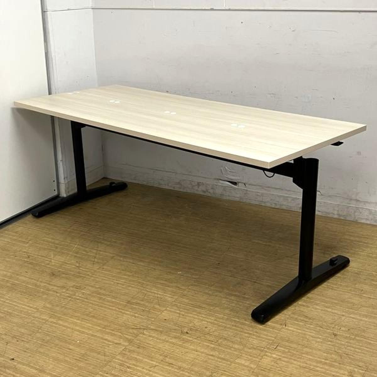 オカムラ　ライブスミーティングテーブル　フラップタイプ　W1800×D750の4～6名様サイズ　天板カラー：プライズウッドライト×脚：ブラック　卓上コンセント付
                        ライブス
                                    中古
            