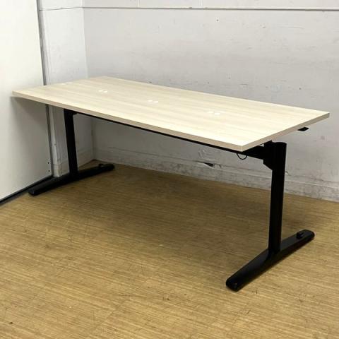 オカムラ　ライブスミーティングテーブル　フラップタイプ　W1800×D750の4～6名様サイズ　天板カラー：プライズウッドライト×脚：ブラック　卓上コンセント付