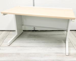 【明るくすっきりとしたワークスペースを演出！】■内田洋行（UCHIDA）製　■スカエナ（SCAENA）シリーズ　■平机　■引き出し無し　■W1200×D700×H720㎜　■配線Sタイプ　■天板：ナチュラル/本体：ホワイト