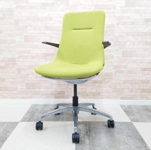 【背と座をなめらかに一体化させた独特のフォルム！】■イトーキ製　モーブチェア　肘付　モスグリーン　アルミ脚　肘・背ブラケット：セピアブラウン 　ミーティングチェア【ITOKI　MOVU】