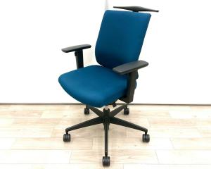 【オフィスの王道！納得の座り心地！魔法のように売れ続けている定番のオフィスチェア！】■コクヨ(KOKUYO)製　ウィザード2(wizard2)チェア　肘付ローバック　■可動肘・ランバーサポート・ハンガー付き　■プルシアンブルー×ブラックシェル　【弊社使用欄：A01063253】【ID】