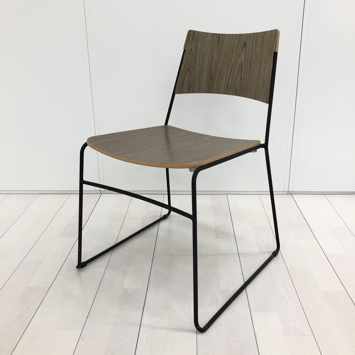 【木製のおしゃれなスタッキングチェア！待合室やリフレッシュスペースにおすすめ！】■オリバー(Oliver)製　スタッキングチェア　多目的チェア　木製　キャスターなし　■木目ナチュラル×ブラック脚　※キズ有
                        その他シリーズ
                                    中古
            