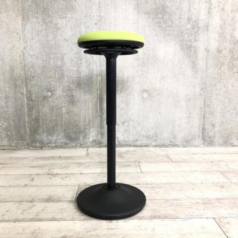 【在庫入替セール】【「座る」と「立つ」のいいとこ取り！】■オカムラ(okamura)製　ピルエット(pirouetto)シリーズ　カウンターチェア　スツール　■座面：グリーン/シェル：ブラック【高さ調節可能なパーチングスツール！】【T2】