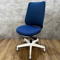 【5脚限定・クレジット決済優先！】2022年販売開始の最新シリーズロット入荷！　オカムラ製　ポータム　potam　ブルー　ホワイトフレーム　背面メッシュ　　座面前後調整　肘無しハイバックチェア　オフィスバスターズ　心斎橋店