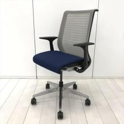 レア/希少/世界的メーカー製　スチールケース(Steelcase)製　シンク(think)チェア　肘付ハイバック　メッシュバックタイプ(3Dニット)　■固定肘　■背面：ライトグレー・座面：ブルー