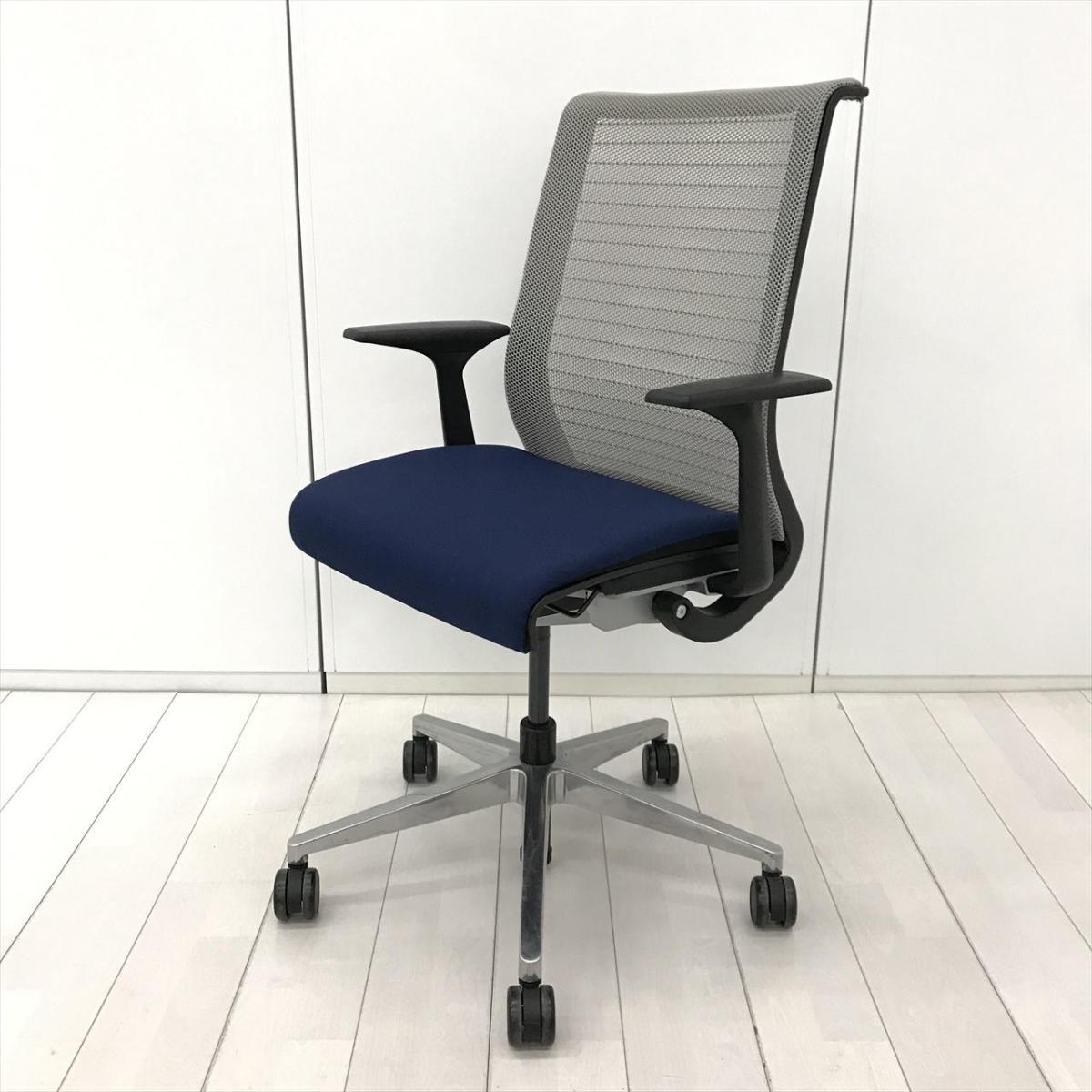 レア/希少/世界的メーカー製　スチールケース(Steelcase)製　シンク(think)チェア　肘付ハイバック　メッシュバックタイプ(3Dニット)　■固定肘　■背面：ライトグレー・座面：ブルー
                        シンクチェア（旧モデル）
                                    中古
            