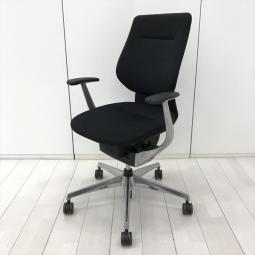 巷で話題/在宅ワーク/希少　コクヨ(KOKUYO)製　イング(ing)チェア　肘付ハイバック　バーチカルタイプ　■背・座面クッションタイプ　■固定肘　■ブラック