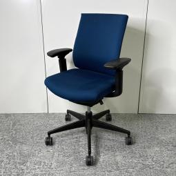 【安定感のある座り心地で愛されている定番シリーズ！ランバー付で快適に！】■コクヨ（KOKUYO）製　ウィザード3（Wizard3）チェア　肘付ローバック　■可動肘　■ランバー付　■プルシアンブルー×ブラックシェル