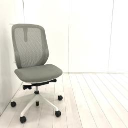 【いま人気のワーキングチェア！】■オカムラ　シルフィーチェア　ライトグレー　ホワイトボディ　ハンガー付　ハイバック　背メッシュ　■まるで手を添えて包み込まれるような優しい座り心地！新感覚のオフィスシーティング！【Okamrua　Sylphy】★
