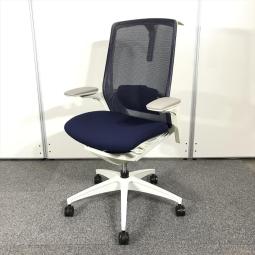 【重複】【デザインと機能性を追求したオカムラの技術の結晶！自然な姿勢で作業・リラックス可能！】■オカムラ（okamura）製　フィノラ（Finora）　シリーズ　肘付ハイバックチェア　背面メッシュ　■可動肘　■ブルー