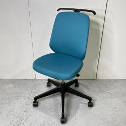 ★イトーキ製　ノート　ストロングブルー　ブラックフレーム　肘無し　ローバック　クッションタイプ　ハンガー付　オフィスの今を、もっと美しく快適に！　新世代ワークチェア！　肘無しローバックチェア！！