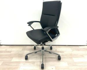 【訳アリ品】【在庫入替セール品！（本在庫限定価格）】■オカムラ（okamura）製　デュークチェア(DUKE)　ハイバック肘付き　■レザー張地 ※一部座面に汚れがございます。　■固定肘　■ブラック【弊社使用欄：A01037767】