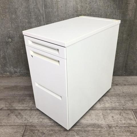 【デスクの拡張におすすめ！人気カラーの脇机が入荷！】■オカムラ(okamura)製　アドバンス (ADVANCE)　3段脇机　■本体：ホワイト　高さ 720mm　■シリンダー錠