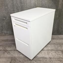 【デスクの拡張におすすめ！人気カラーの脇机が入荷！】■オカムラ(okamura)製　アドバンス (ADVANCE)　3段脇机　■本体：ホワイト　高さ 720mm　■シリンダー錠