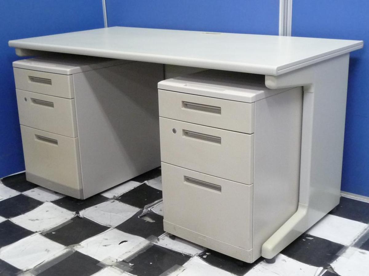 【お手頃価格のW1400平机！　スペースが広くて作業が捗ります！】■プラス（PLUS）製　LA Deskシリーズ　平机＋ワゴンセット(両袖机タイプ)　W1400×D700㎜　　■エルグレー　【お誕生日席・上長席にもおススメです】※一部日焼けアリのためお安くご案内！　※ワゴンは在庫状況によってシリーズが変動致します
                        LA
                                    中古
            