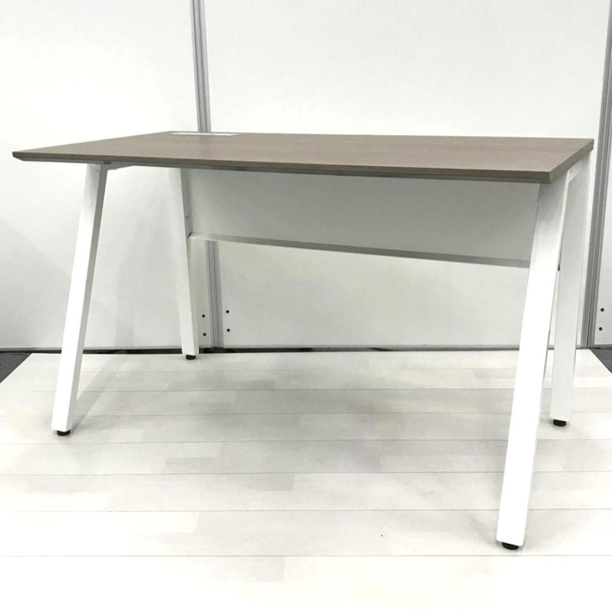 【店内在庫品！】未使用の箱入り新古品が入荷！スラント脚がスタイリッシュなオフィスデスク！
■オカムラ/Village/ヴィラージュ/VD-A/天板：ミディアムウォールナット/脚：ホワイト　平デスク　W1200×D600×H720㎜
                        その他シリーズ
                                    新古品
            