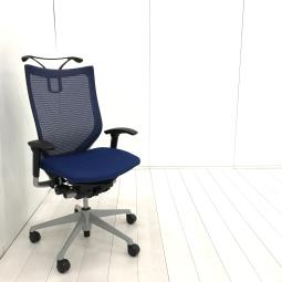 【長時間の着座でも疲れにくい！ベストなポジションが得られる先進設計！】■オカムラ　バロンチェア　可動肘付　ミディアムブルー　ハイバック　シルバーフレーム　■良い椅子は腰を守る投資です！【Okamura　Baron】