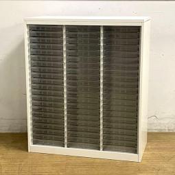 書類や文房具、小物などの整理におすすめなクリスタルトレイ書庫！
■イトーキ/シンライン/ホワイト　クリスタルトレー書庫　浅型：63個（1列21段）　天板：ホワイト　本体：ホワイト　※ベース無しです