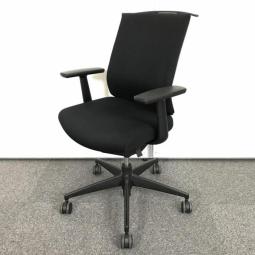 【9脚入荷】【魔法のように売れ続けている定番のオフィスチェア！】■コクヨ（KOKUYO）製　ウィザード3シリーズ　肘付き　ローバック　■固定肘・ランバーサポート・ハンガー付き　■ブラック