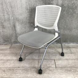 【定価約6万円】【スリット構造のシェルがワーカーを軽やかに受け止める！】■オカムラ(okamura)製　グラータ (Grata)チェア　肘無しミーティングチェア　ネスティングチェア　■背面樹脂メッシュ(ヌードタイプ)　■ライトグレー【2601】弊社使用欄【A01055219】