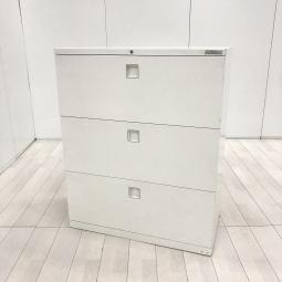 【オフィスの書類をスッキリ整理！取っ手がどの方向からでも開くマルチハンドルが人気の書庫シリーズ！】■オカムラ（okamura）製　レクトライン（Rectline）シリーズ　3段ラテラル　ローキャビネット　■W900×Ｄ450×Ｈ1100mm　■シリンダー錠　■ホワイト　※ 正面キズ・塗装はがれ・穴あき有