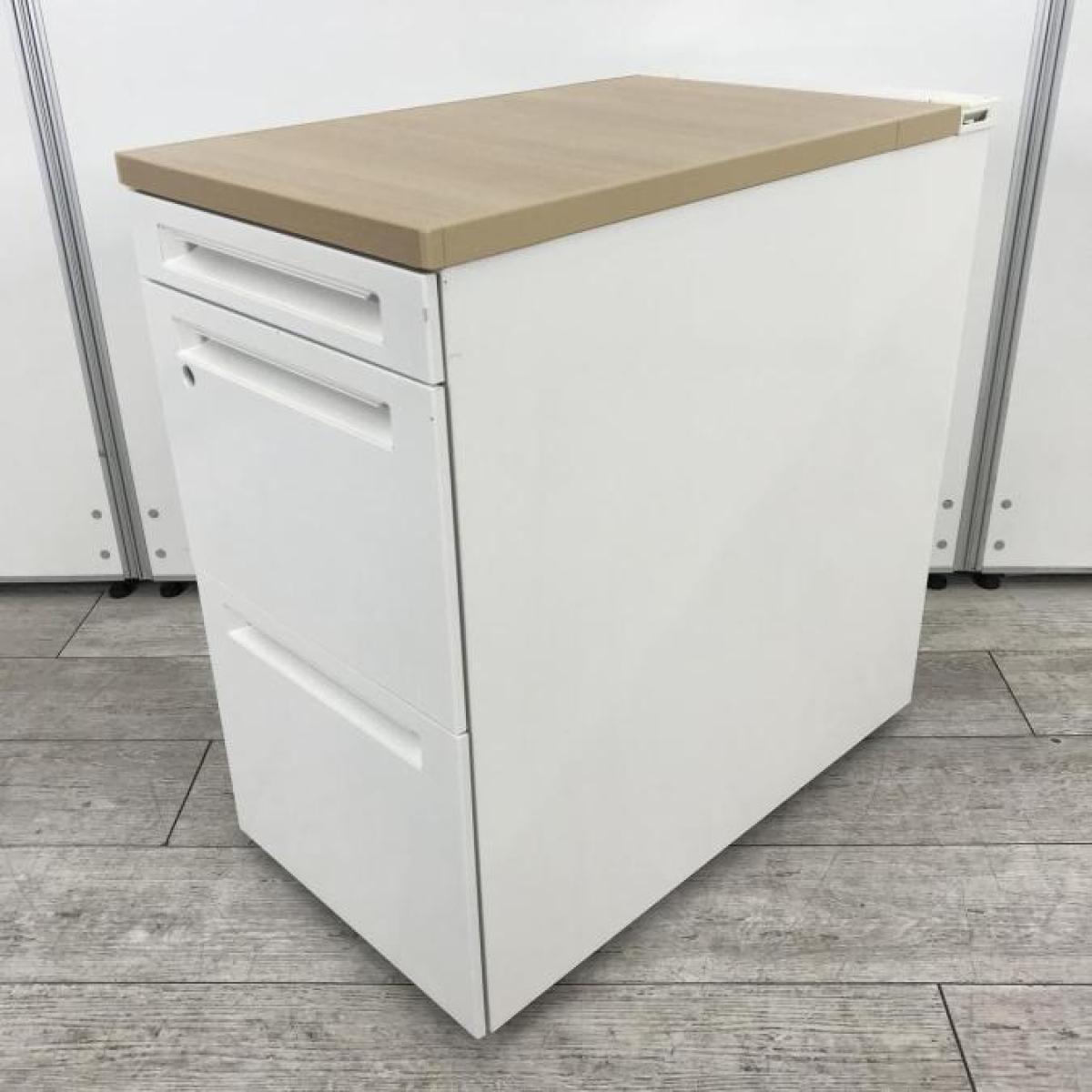 【5台入荷】【デスクの拡張におすすめ！人気天板色の脇机が入荷！】■オカムラ（okamura）製　アドバンスシリーズ　3段脇机　W400×D700㎜　■シリンダー鍵　■本体：ホワイト・天板：ナチュラル
                        アドバンス
                                    中古
            