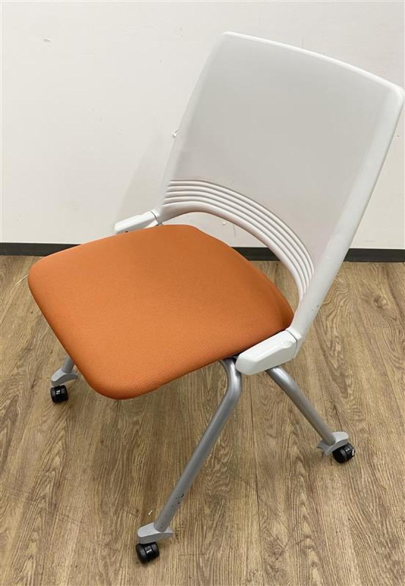【スタイリッシュなスライドスタックチェア！シンプルデザインで様々なミーティングシーンにぴったりフィット！】■ウチダ製　FM350　ネスティングチェア　■座面オレンジ×ホワイト背面　■キャスター付き
                        FM-350ミーティングチェア
                                    中古
            