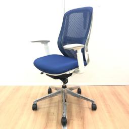【前傾チルト機能付き！オカムラ製品で最も人気を集める高機能メッシュチェア！】■オカムラ（okamura）製　シルフィー（Sylphy）チェア　肘付き　ハイバック　背面メッシュ　■可動肘　■ミディアムブルー