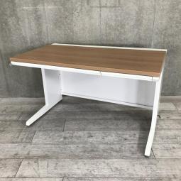 【ワイヤリング機能が充実！清潔感のあるホワイトカラーにおしゃれなナチュラル天板の平机！】■オカムラ（okamura）製　アドバンスシリーズ　平机　幅1200㎜　■天板：ナチュラル/本体：ホワイト