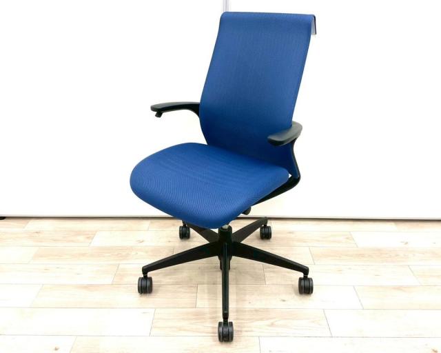 【手元のレバーで上下昇降が可能！スタイリッシュなコクヨ製の定番シリーズ！】■コクヨ(KOKUYO)製　エムフォー(M4)チェア　肘付ハイバック　■固定肘　■インディゴブルー　【弊社使用欄：A01063157 K】