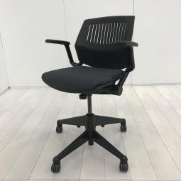 【折りたたんで省スペースに収納可能！広げれば快適ワーク！】■スチールケース(Steelcase)製　ヴェクタ(VECTA)カートチェア　肘付　スタッキングチェア　 ミーティングチェア　■固定肘　■キャスター付　■ブラック　【弊社使用欄：A01063361】【SN】