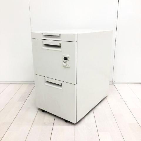 【574510】【収納力抜群の3段ワゴン！中段と下段にはＡ４サイズのファイル等が収納できるサイズ！】■プラス（PLUS）製　ステージオ（STAGEO）シリーズ　3段ワゴン　デスクインワゴン　H630㎜　■1段目浅型　■シリンダー錠　■ホワイト　オフィスバスターズ　水戸サテライト　水戸市、日立市、ひたちなか市、鹿嶋市、神栖市、牛久市、古河市、結城市、東海村、つくば市