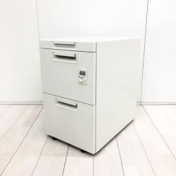 【収納力抜群の3段ワゴン！中段と下段にはＡ４サイズのファイル等が収納できるサイズ！】■プラス（PLUS）製　ステージオ（STAGEO）シリーズ　3段ワゴン　デスクインワゴン　H630㎜　■1段目浅型　■シリンダー錠　■ホワイト　オフィスバスターズ　水戸サテライト　水戸市、日立市、ひたちなか市、鹿嶋市、神栖市、牛久市、古河市、結城市、東海村、つくば市