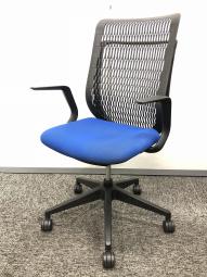 【西】～在宅ワークにもおすすめ！明るいブルーの快適チェア～　【チェア】【福岡オフィス家具】【福岡中古家具】【中古事務什器】【中古チェア】【中古椅子】【中古書庫】【中古デスク】
