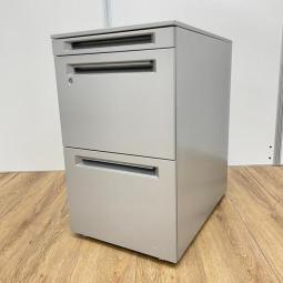 【在庫入替品】【7台限定でお安く！】状態良好近未来シルバーカラー【高さ注意650㎜】フリアドデスクとご一緒に◆オカムラ製【T3】