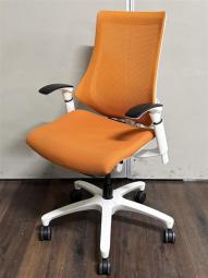 【高機能で座り心地も抜群！姿勢の変化にフレキシブルに対応】イトーキ製　エフチェア　ハイバック肘付き　可動肘　背面メッシュ　オレンジ × ホワイトフレーム
#岐阜#愛知#三重#静岡#CS在庫