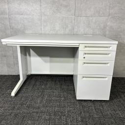 【ぞの】【オフィスの必需品！片袖机】■オカムラ（Okamura）　アドバンスシリーズ　片袖机　ホワイト　《オフィスバスターズ福岡博多店は、福岡を拠点として、日本全国へ中古オフィス用品・オフィス家具を提供しております》