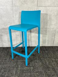 【ブルー/ハイテーブルやカウンターに合わせて、おしゃれなリフレッシュスペースを演出！】♦Pedrali・VOLT（イタリア製）ハイチェア《オフィスバスターズ福岡博多店は、福岡を拠点として、日本全国へ中古オフィス用品・オフィス家具を提供しております