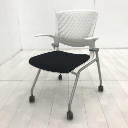 【重複】【しなやかにワーカーを受け止める洗練されたデザイン！使わない時は重ねて収納可能！】■オカムラ（okamura）製　グラータ （Grata）　肘付き　ネスティングチェア　ミーティングチェア　■キャスター付　■背面樹脂メッシュ/背パッドなし　■座面ブラック×背面ホワイト