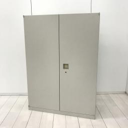 【奥行400㎜】【オフィスの書類をスッキリ整理！取っ手がどの方向からでも開くマルチハンドルが人気！】■オカムラ(okamura)製　レクトライン(Rectline)シリーズ　両開き書庫　ローキャビネット　H1250㎜　■旧型　■シリンダー錠　■グレー【AD】