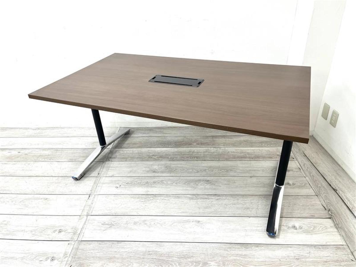 【定価約10万円】【キャスター付で移動簡単！会議室やミーティングに便利なミーティングテーブル！】■コクヨ/ビエナ　■ブラウン　■配線口付　■キャスター付
                        ビエナ
                                    中古
            