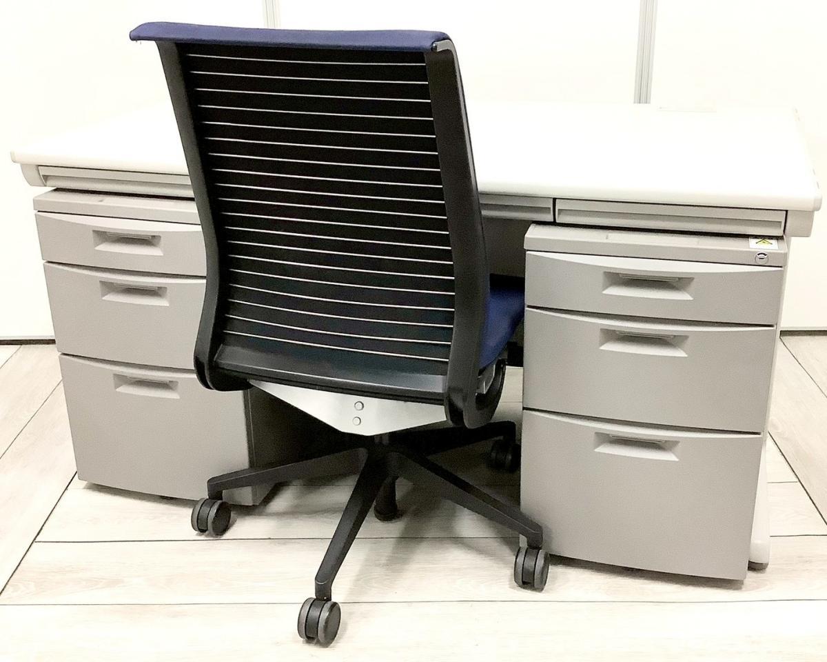 【セット商品（デスク×1台、ワゴン×2台+
チェア×1脚）】【使い勝手の良い３段収納の疑似両袖机！】上長席/役員席　大人気／定番　◆Okamura／オカムラ　◆SD-V／エスディーブイ ※横浜本店撮影画像※
                        SD-Vシリーズ
                                    中古
            