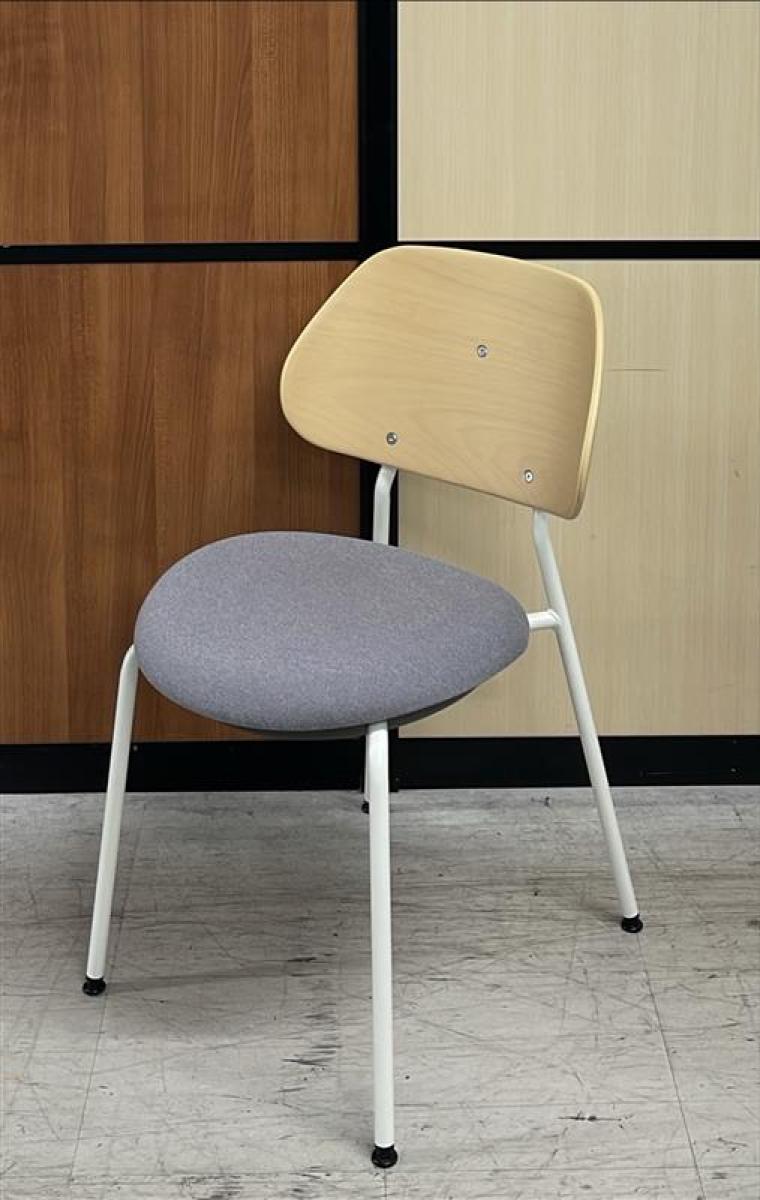 【まるでカフェのようなたたずまい！　おしゃれな木製ナチュラル調のスタッキングチェア！】■オカムラ（Okamura）　アミタ(Amita)　スタッキングチェア　木製シェル　■木目ナチュラル×座クッション：グレー
                        その他シリーズ
                                    中古
            