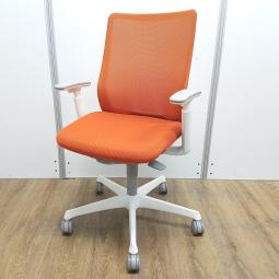 ★【T3】【T12】【商品入替のため、残り2脚限り】オカムラ製　フルーエント(Fluent)　オレンジレッド　ホワイトフレーム　肘付き　ローバック　背面メッシュ　アジャストアーム※可動肘　背中を立体的に包み込む！　シルフィの座り心地を低コストで再現！　肘付きローバックチェア！！